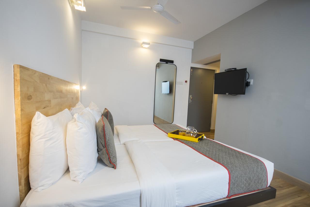 Oyo Townhouse 16 International Airport Hotel Mumbai Exterior photo