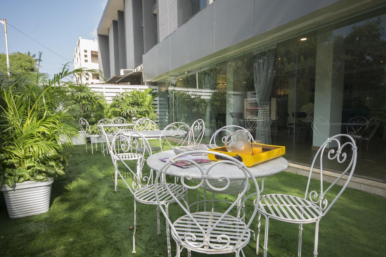 Oyo Townhouse 16 International Airport Hotel Mumbai Exterior photo