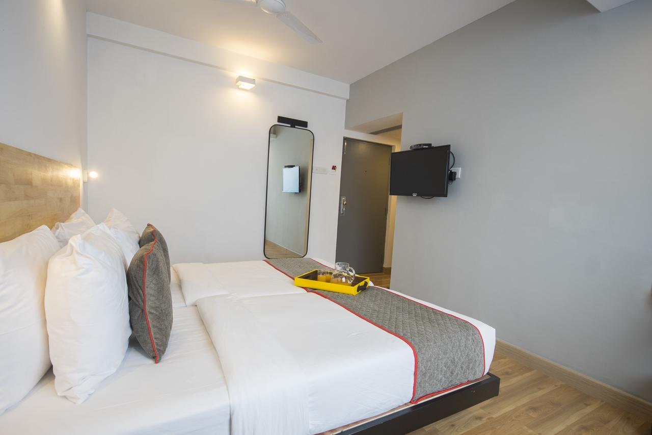 Oyo Townhouse 16 International Airport Hotel Mumbai Exterior photo